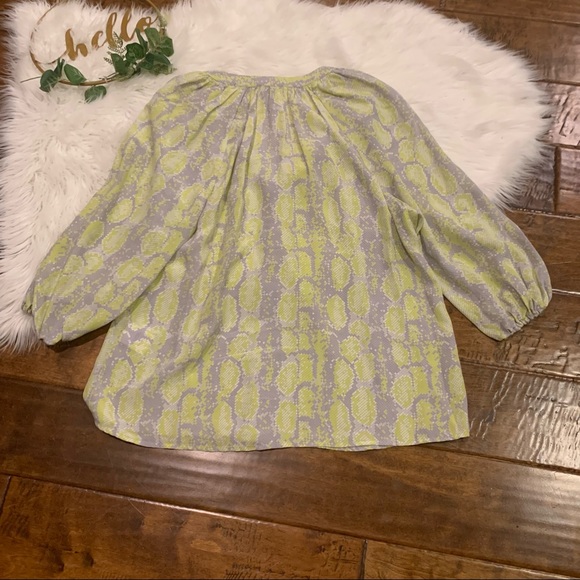 Joie Women’s Top Addie B Grey Yellow Snake Print Silk XS split neck 3/4 Sleeves - Picture 2 of 4